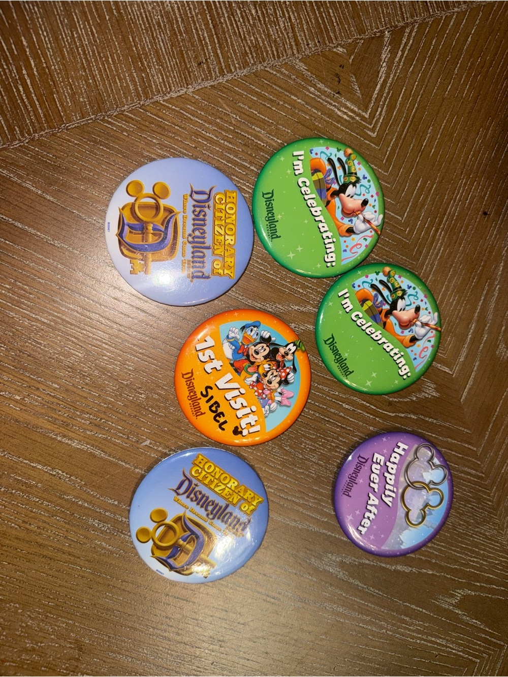 Very Cool set of 6 WALT DISNEY WORLD Pin Back Button MICKEY MOUSE & Friends